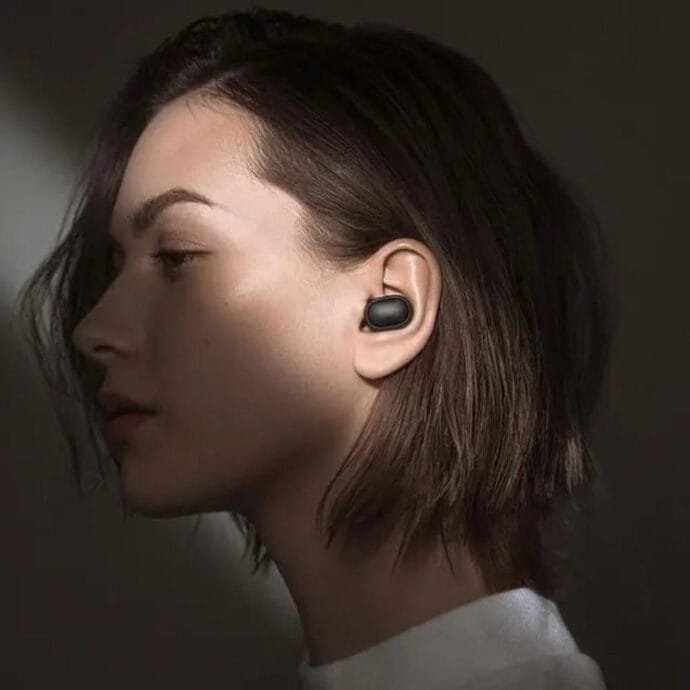⁦سماعات Mi True Wireless Earbuds Basic - اللون الأسود⁩ - الصورة ⁦4⁩