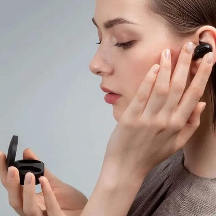 ⁦سماعات Mi True Wireless Earbuds Basic - اللون الأسود⁩ - الصورة ⁦7⁩
